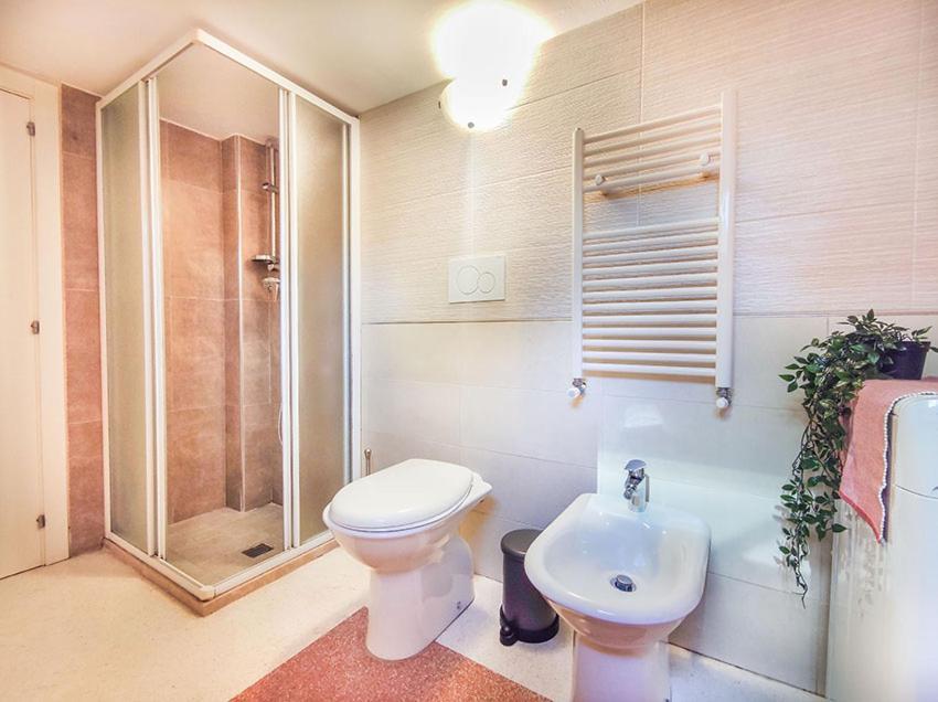 Casa Chiara In Centro Con Corte Privata San Benedetto del Tronto Bagian luar foto